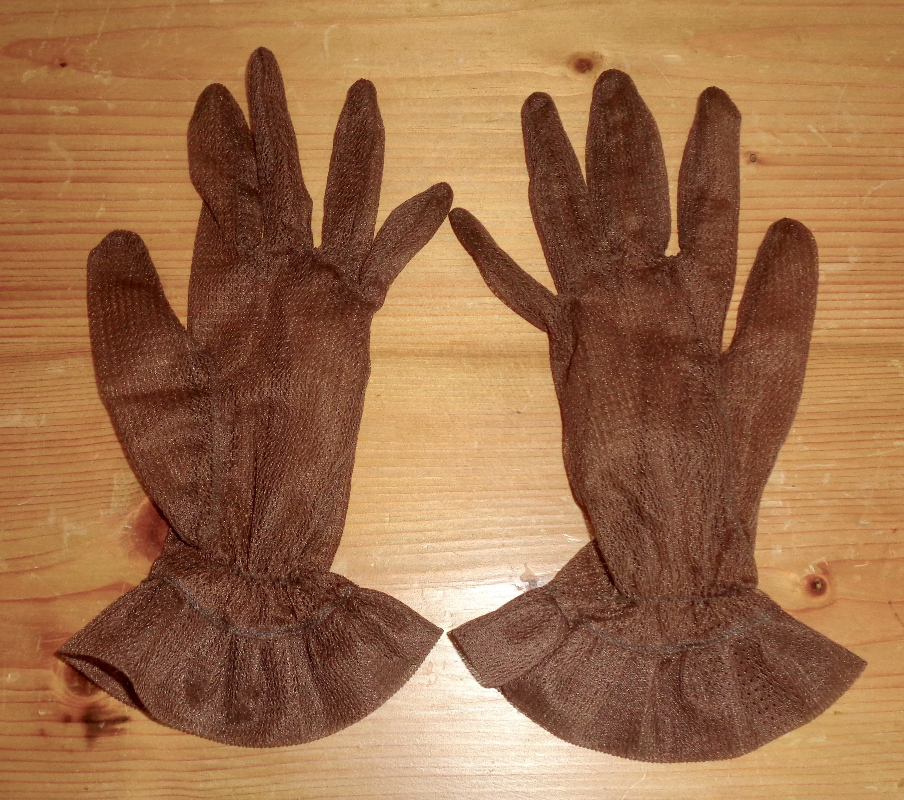 1950s Ladies Gloves Medium Size Wrist Length In Brown Synthetic Lace